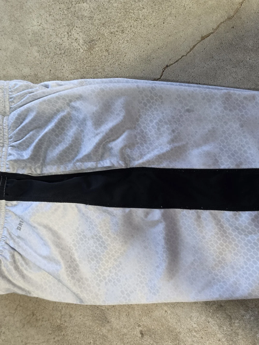 Nike Dri-FIT Boys White Black Basketball Athletic Shorts Size Medium